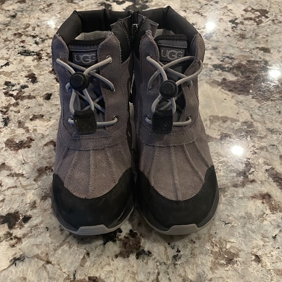 Boys size 3 Turlock Ugg boots. Worn once. Excellent condition. - Picture 2 of 4